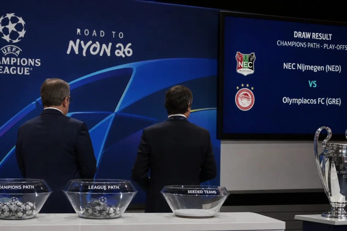 Anonieme officials bereiden een loting voor in een UEFA-lotingszaal.