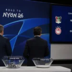 Anonieme officials bereiden een loting voor in een UEFA-lotingszaal.