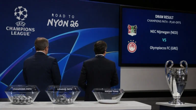 Anonieme officials bereiden een loting voor in een UEFA-lotingszaal.