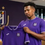 Tawfik Bentayeb poseert met het shirt van RSC Anderlecht tijdens zijn officiële voorstelling.