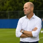 Jess Thorup volgt een oefensessie van KRC Genk langs het trainingsveld.