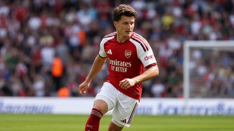 Christos Tzolis van Arsenal tijdens een wedstrijdmoment op het veld.