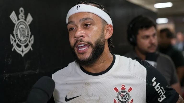 Memphis Depay spreekt na een wedstrijd in de mixed zone van Corinthians.