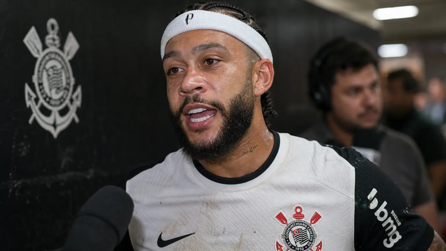 Memphis Depay spreekt na een wedstrijd in de mixed zone van Corinthians.