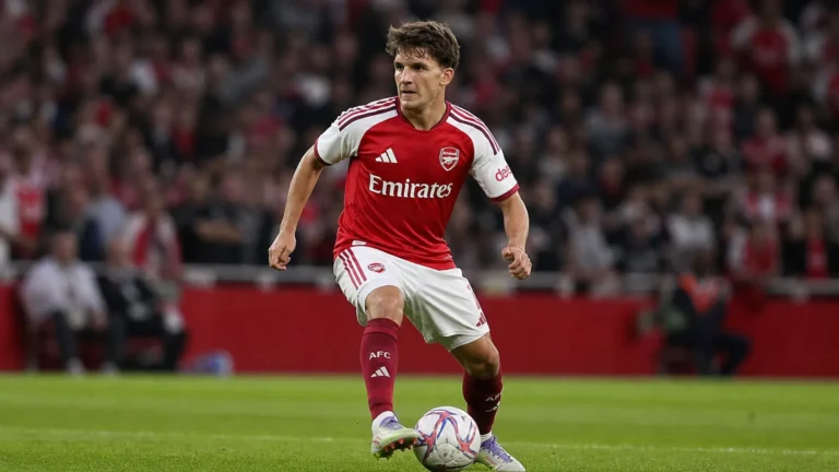 Christos Tzolis in Arsenal-tenue tijdens een dribbel op het veld.