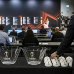 Anonieme officials tijdens een Europese loting in een lotingszaal.