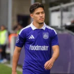 Enzo Sternal in een paars wedstrijdshirt terwijl hij na een contact het veld verlaat.