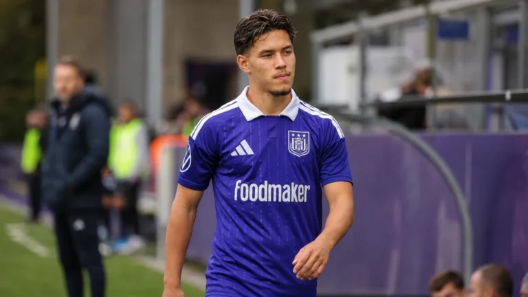 Enzo Sternal in een paars wedstrijdshirt terwijl hij na een contact het veld verlaat.