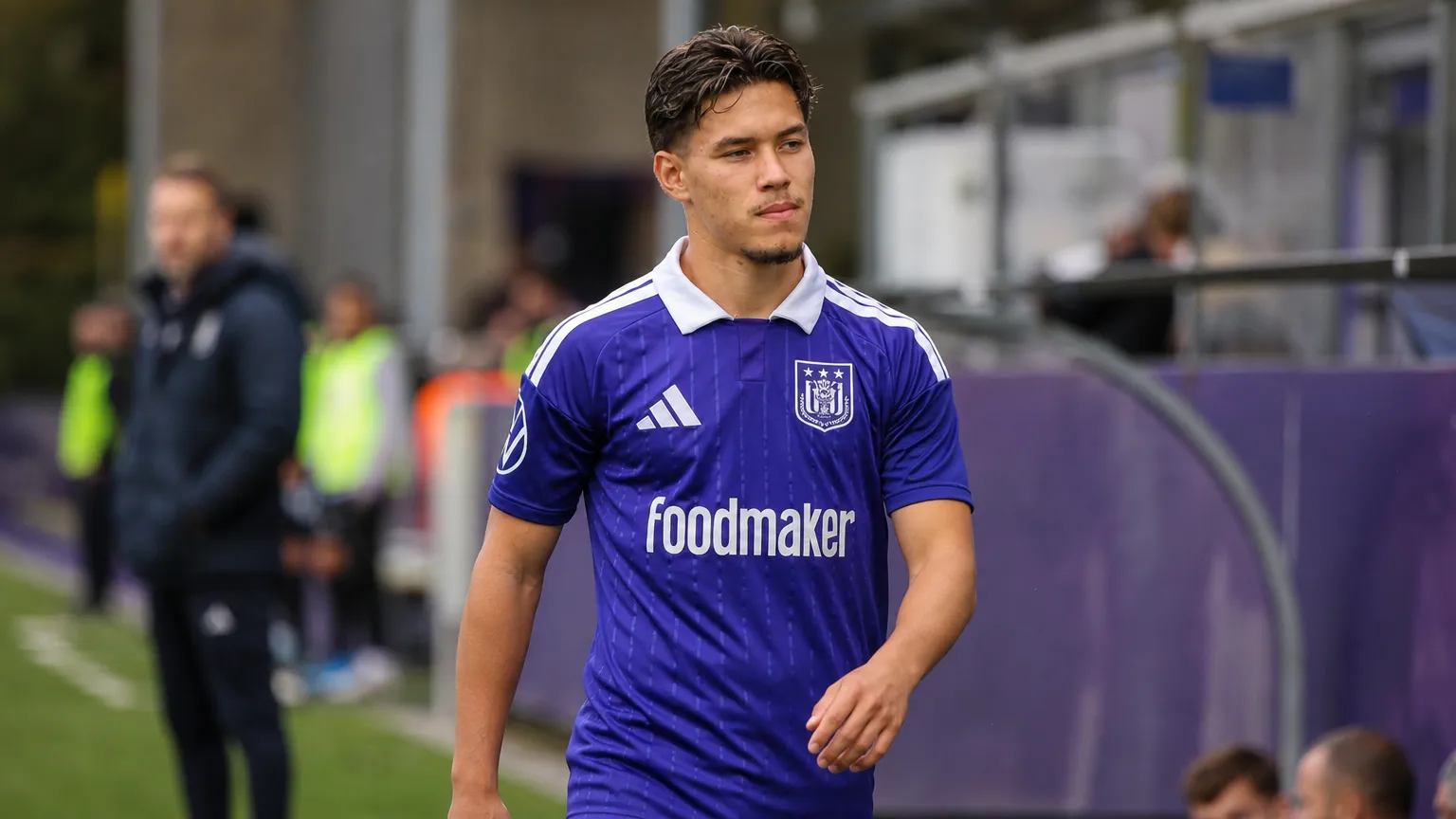 Enzo Sternal in een paars wedstrijdshirt terwijl hij na een contact het veld verlaat.