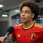 Axel Witsel spreekt in een mixed zone in zijn rode Belgische nationale ploegshirt.