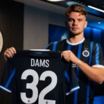 Matteo Dams poseert met een Club Brugge-shirt tijdens zijn officiële voorstelling.
