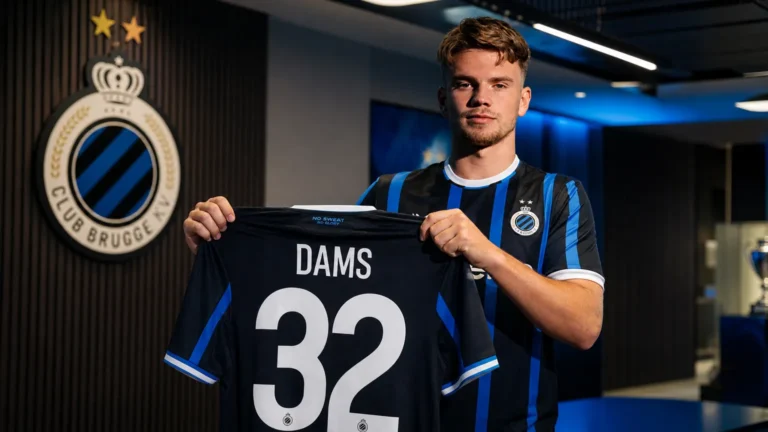 Matteo Dams poseert met een Club Brugge-shirt tijdens zijn officiële voorstelling.