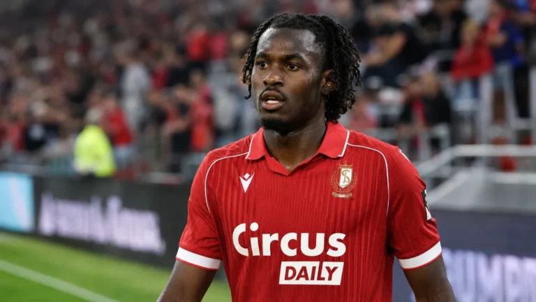 Ibrahim Karamoko staat na de wedstrijd aan de rand van het veld in een rood wedstrijdshirt.