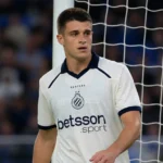 Nicolo Tresoldi van Club Brugge op het veld naast het doel.