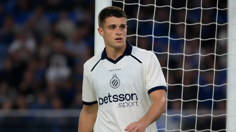 Nicolo Tresoldi van Club Brugge op het veld naast het doel.