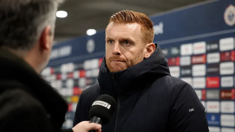 Edward Still tijdens een interview na de wedstrijd in een stadionomgeving.