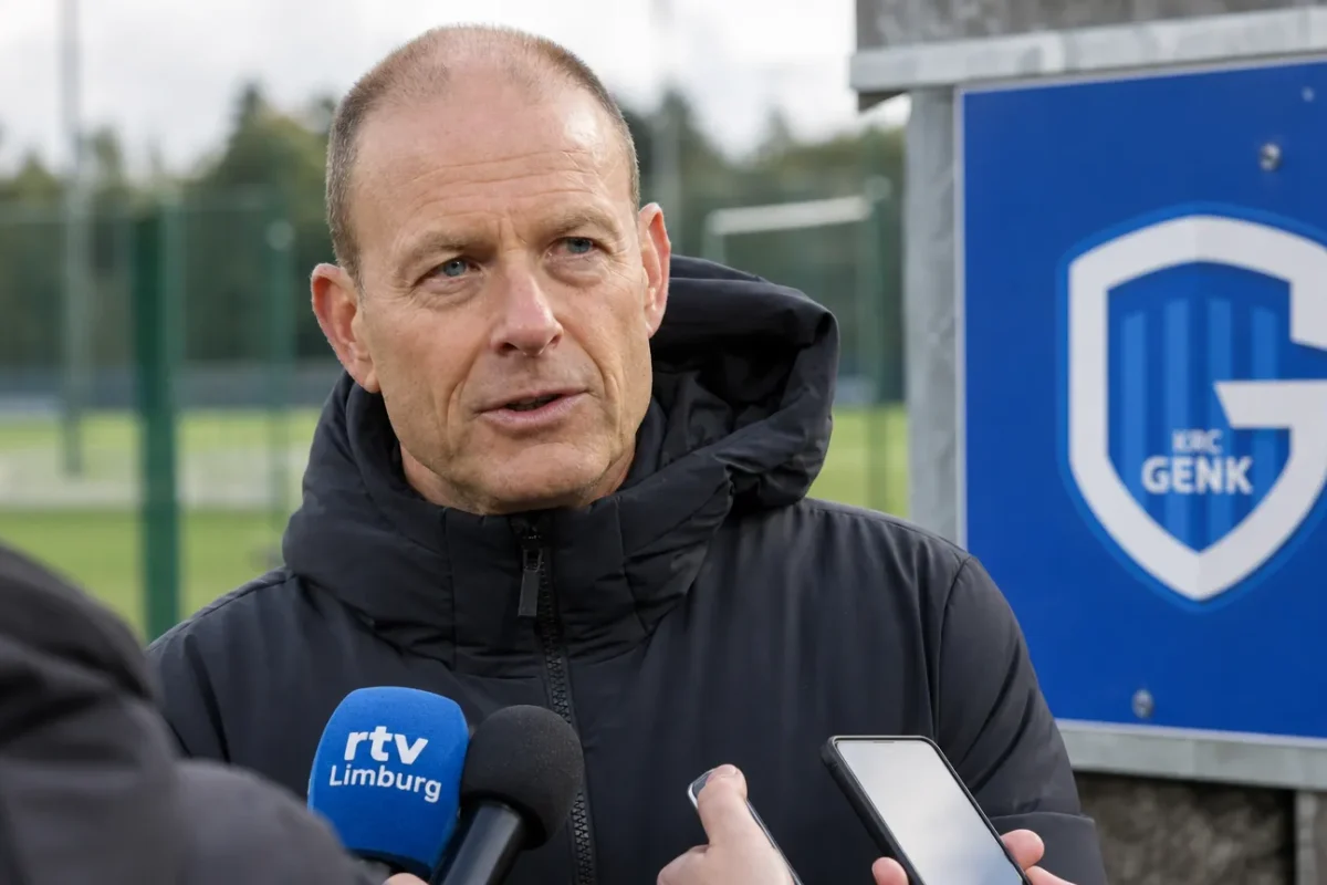 Jess Thorup spreekt buiten met de media tijdens een persmoment van KRC Genk.
