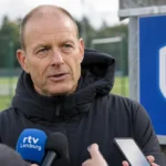 Jess Thorup spreekt buiten met de media tijdens een persmoment van KRC Genk.