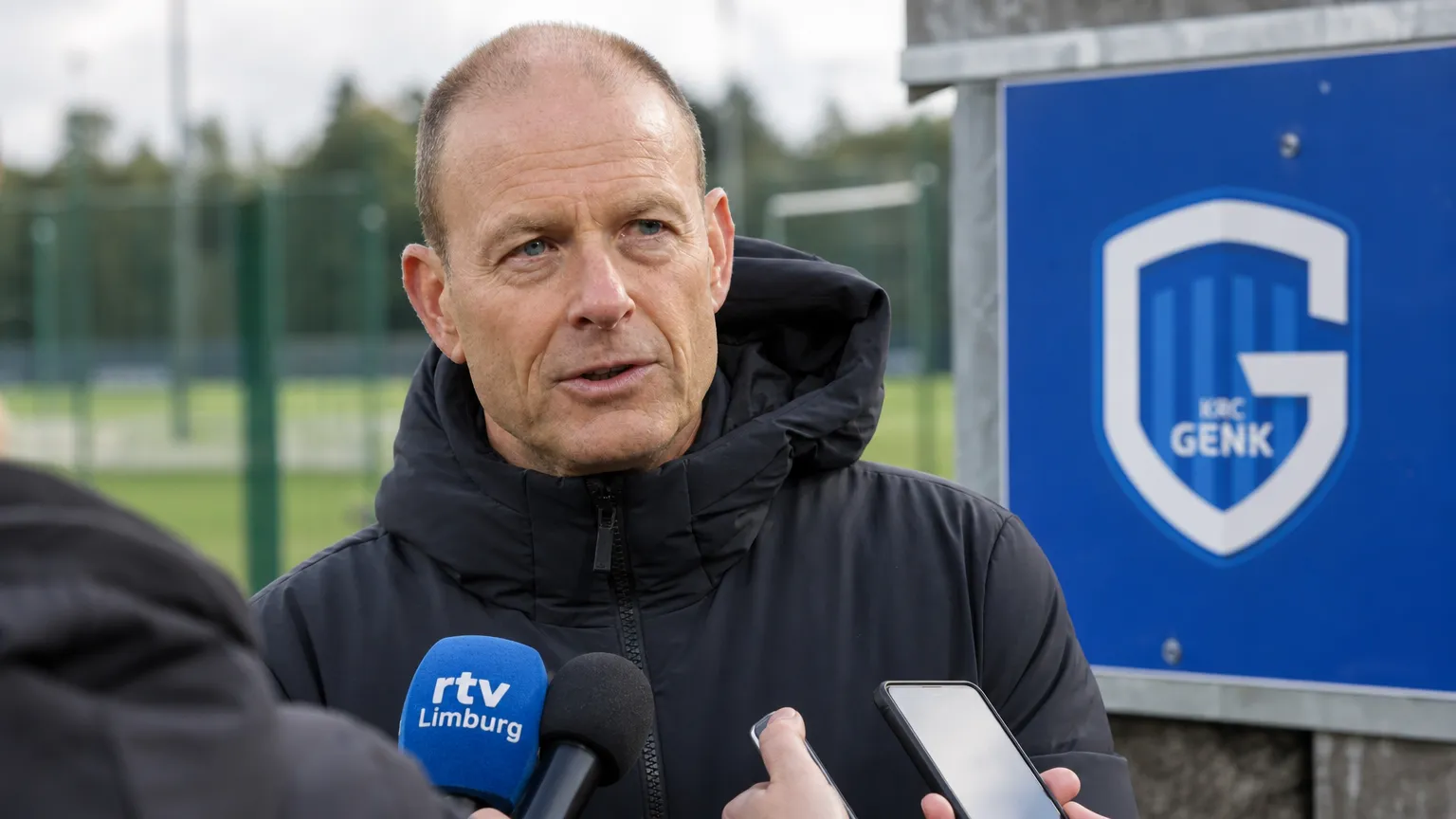 Jess Thorup spreekt buiten met de media tijdens een persmoment van KRC Genk.