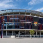 Het vernieuwde Camp Nou met een discreet FC Barcelona-clubanker aan de gevel.