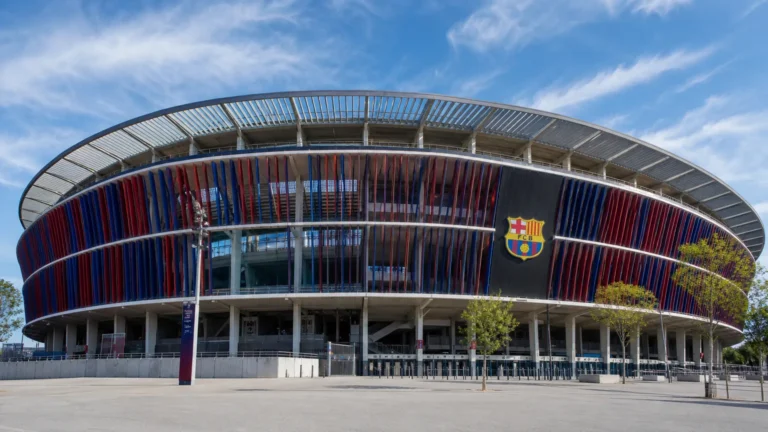 Het vernieuwde Camp Nou met een discreet FC Barcelona-clubanker aan de gevel.