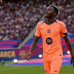Jesse Bisiwu in Barcelona-tenue tijdens een ploegvoorstelling in een stadion.