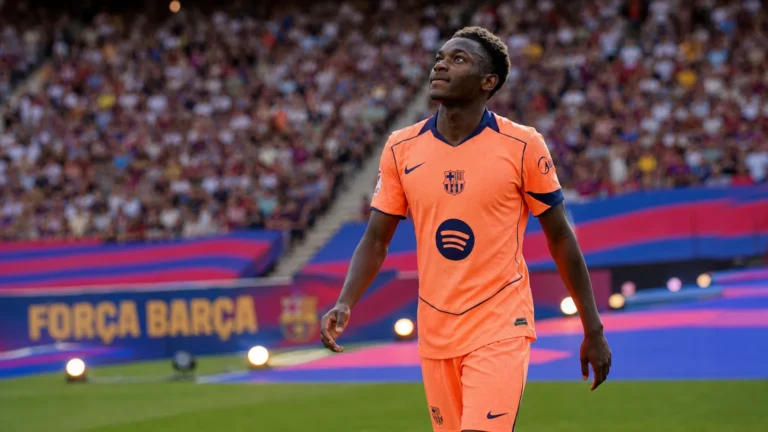 Jesse Bisiwu in Barcelona-tenue tijdens een ploegvoorstelling in een stadion.