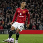 Youri Tielemans in het tenue van Manchester United tijdens een wedstrijd op het middenveld.
