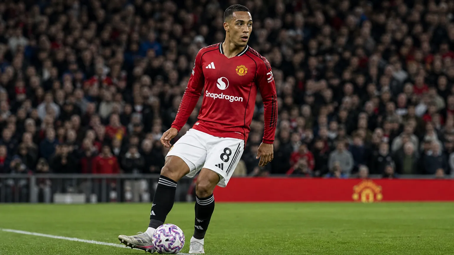 Youri Tielemans in het tenue van Manchester United tijdens een wedstrijd op het middenveld.