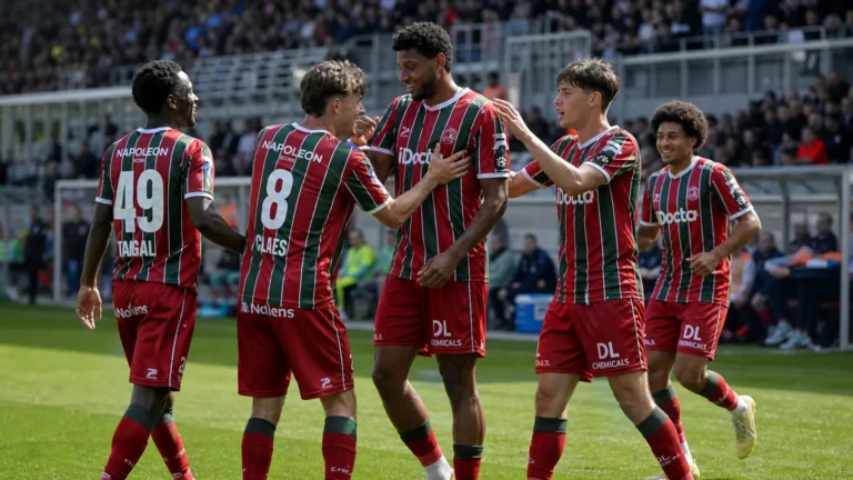 Een groep spelers van Zulte Waregem viert samen op het veld tijdens een wedstrijd.