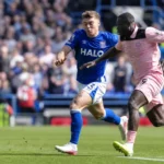 Twee spelers strijden om de bal tijdens Ipswich Town tegen Sunderland.