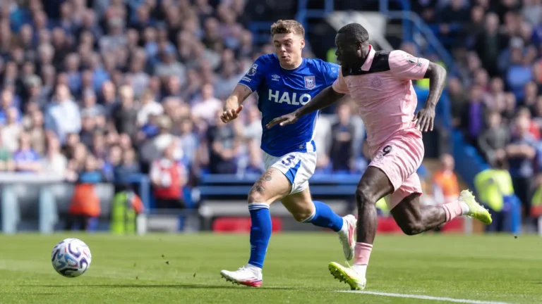 Twee spelers strijden om de bal tijdens Ipswich Town tegen Sunderland.