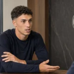 Jan Virgili tijdens een rustig interviewmoment in een Club Brugge-mediaomgeving.