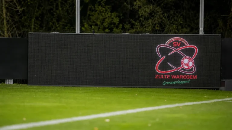 Een elektronisch stadionbord van Zulte Waregem aan de Gaverbeek na de wedstrijd.
