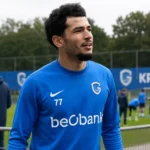 KRC Genk-trainingcomplex met een voetballer en clubomgeving