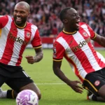 Brentford-spelers vieren samen een doelpunt in een wedstrijd tegen Tottenham.