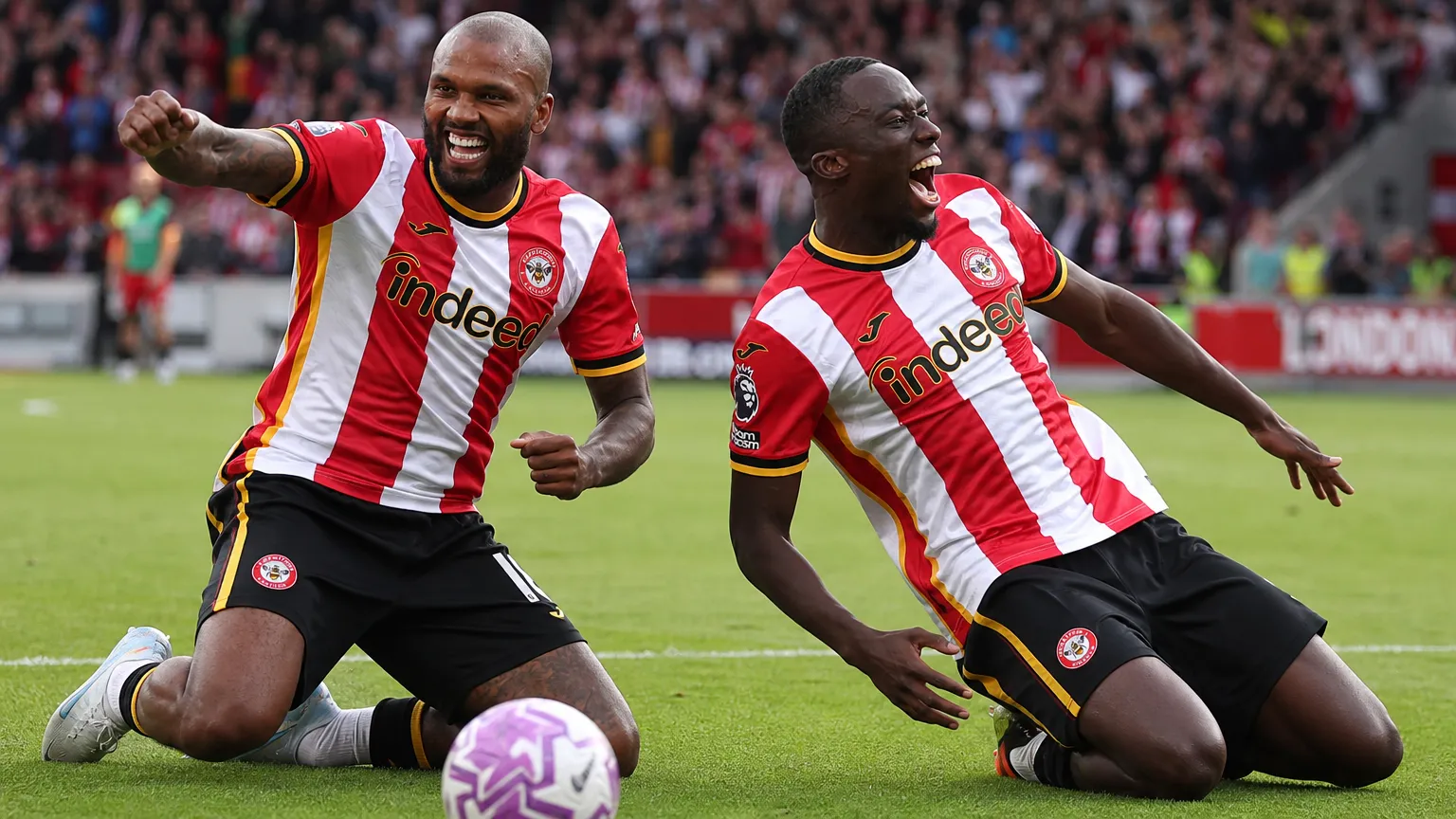 Brentford-spelers vieren samen een doelpunt in een wedstrijd tegen Tottenham.