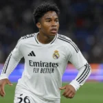Endrick in het witte shirt van Real Madrid terwijl hij zich vrijloopt op het veld.