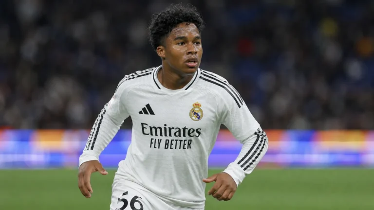 Endrick in het witte shirt van Real Madrid terwijl hij zich vrijloopt op het veld.