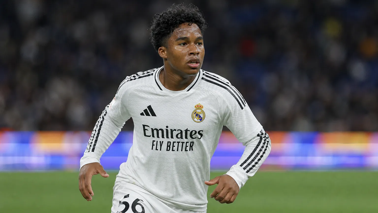 Endrick in het witte shirt van Real Madrid terwijl hij zich vrijloopt op het veld.