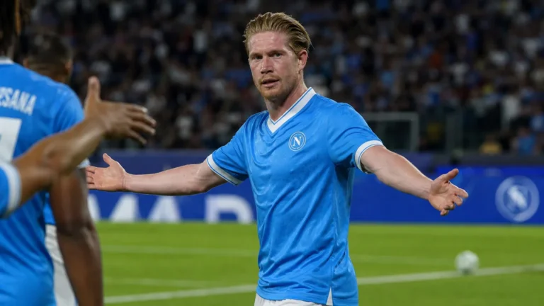Kevin De Bruyne viert een doelpunt voor Napoli op het veld.