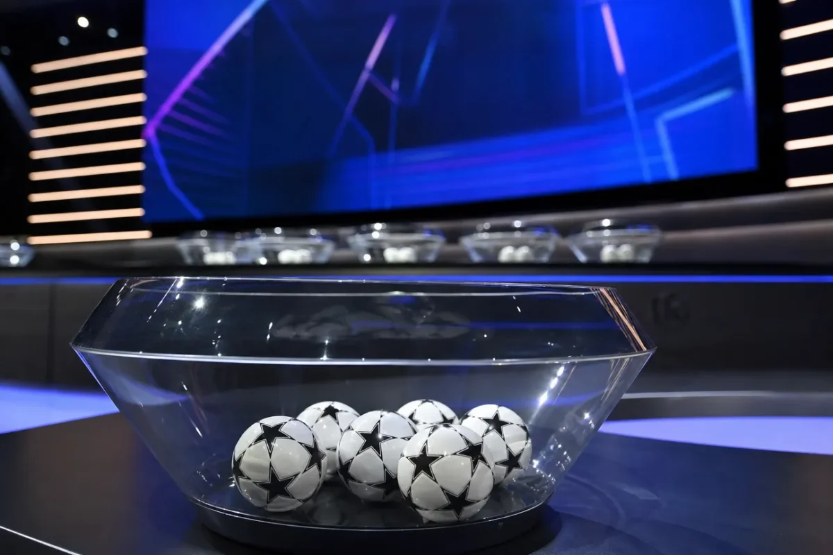Genummerde lotingsballen op een tafel in een officiële Conference League-lotingsruimte.