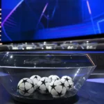 Genummerde lotingsballen op een tafel in een officiële Conference League-lotingsruimte.