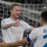 Kevin De Bruyne viert met ploegmaats tijdens een wedstrijdmoment.