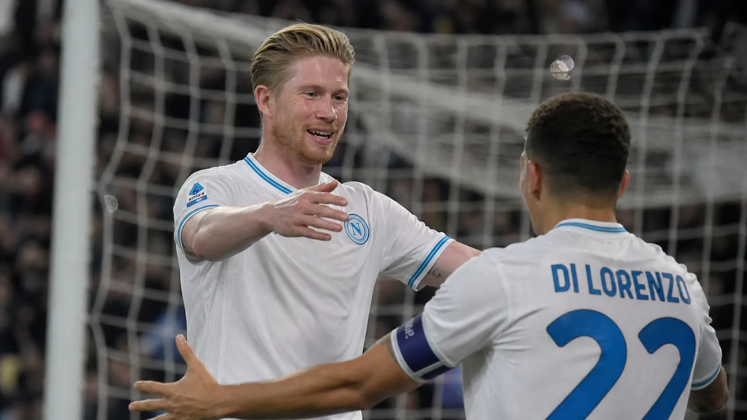Kevin De Bruyne viert met ploegmaats tijdens een wedstrijdmoment.