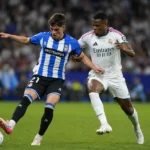 Twee voetballers strijden om de bal tijdens een wedstrijd tussen Espanyol en Real Madrid.