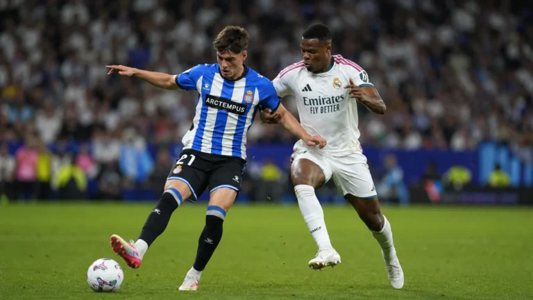 Twee voetballers strijden om de bal tijdens een wedstrijd tussen Espanyol en Real Madrid.