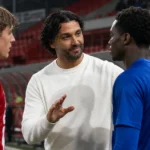 Marvin Compper spreekt na de wedstrijd met jonge Antwerp-spelers aan de zijlijn.