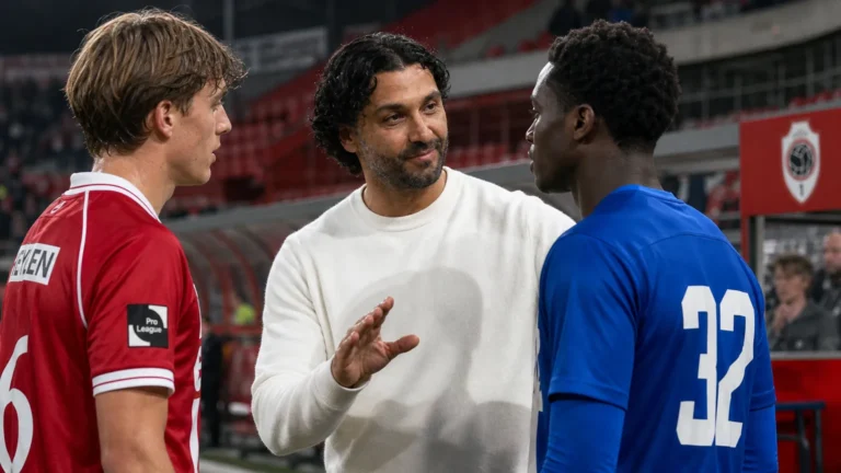Marvin Compper spreekt na de wedstrijd met jonge Antwerp-spelers aan de zijlijn.
