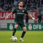 Ludovit Reis in het donker wedstrijdshirt van Werder Bremen tijdens een bekerwedstrijd.